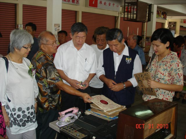 YB Puan Chong Eng merasmikan jualan barang lama di Pasar Kota Permai pada 31-10-2010